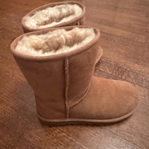 UGGS, women’s size 6. Worn once. Excellent condition! - Picture 4 of 6